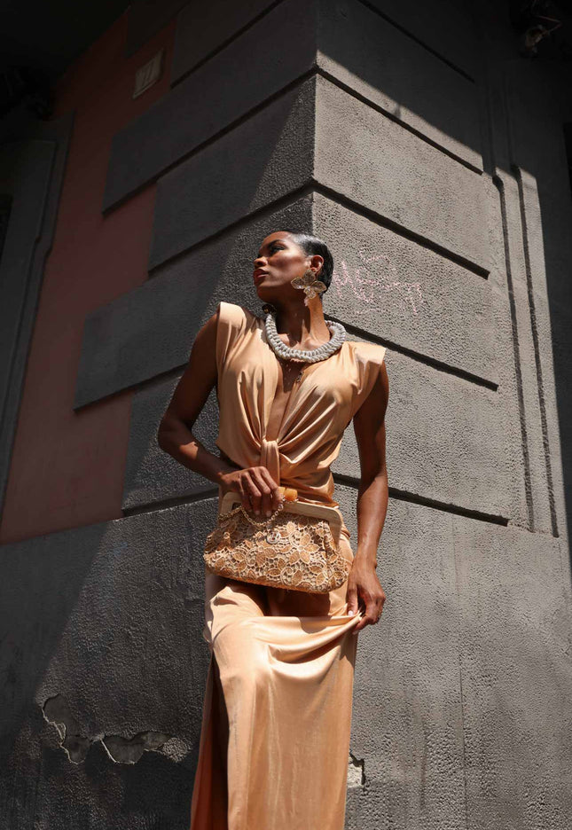Long nude dress with central knot and structured shoulders