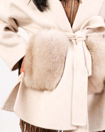 CAP0769 MANTELLA CON TASCHE VERA PELLICCIA PANNA