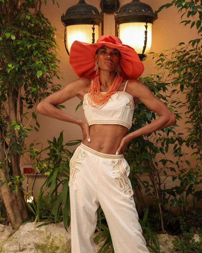 Top cropped completo e calça em linho bordado na cor areia