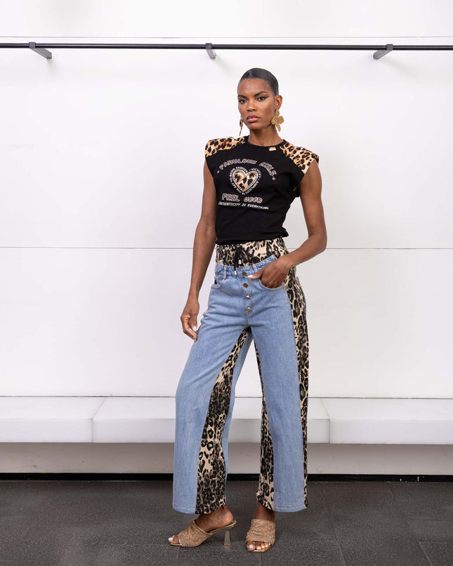 T-shirt bianca con spalle leopardate e stampa “Fabulous Girls”